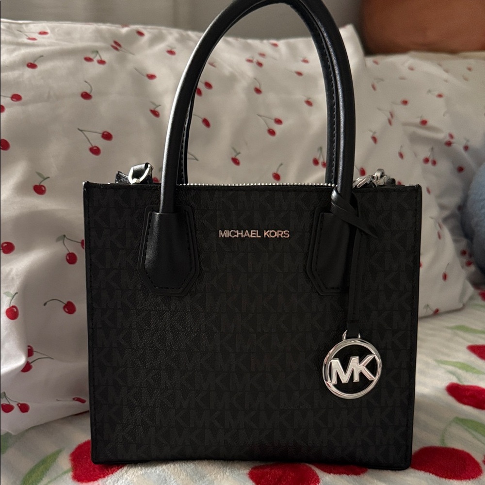 Women’s Michael Kors crossbody 3 pocket bag.
